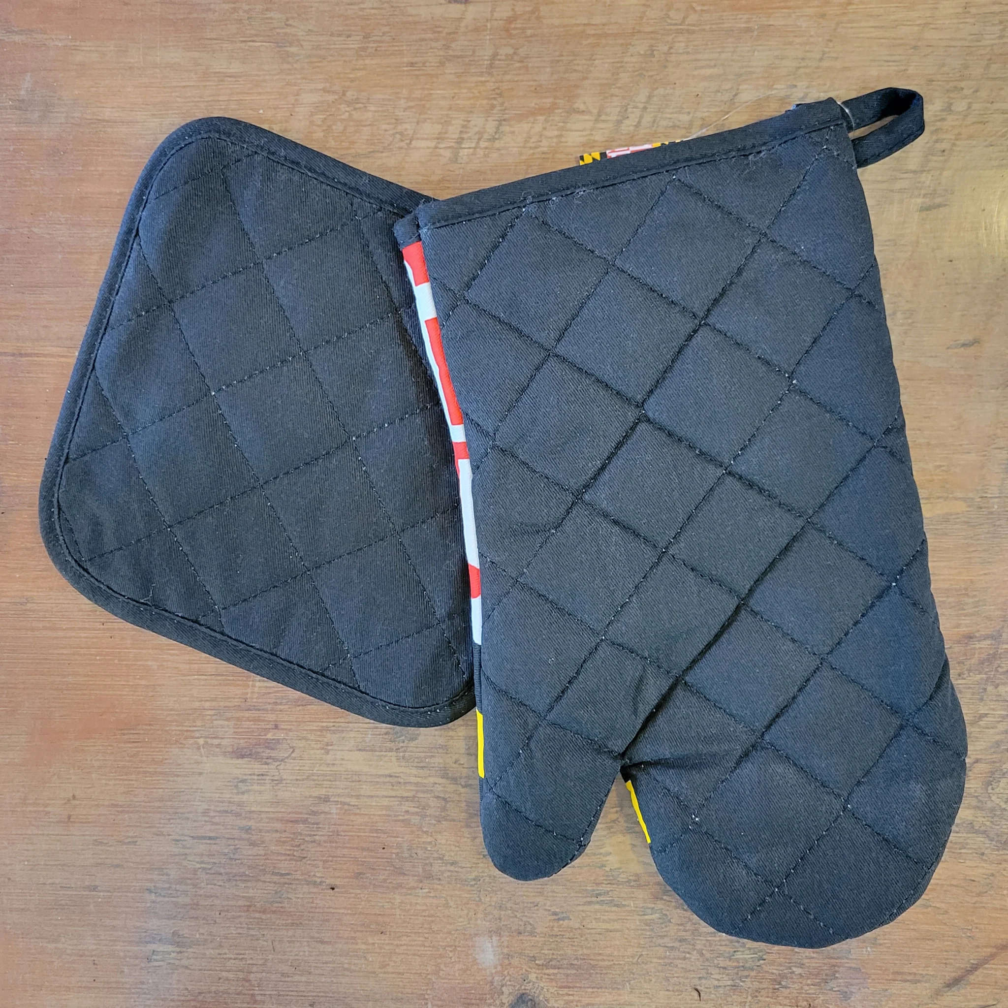 Maryland Flag Oven Mitt Black Trim - Image 4